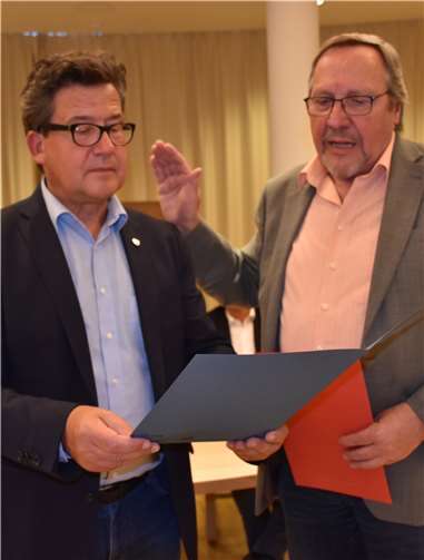 Als Zweiter Beigeordneter der VG Linz vereidigte Bürgermeister Frank Becker Norbert Rohringer.