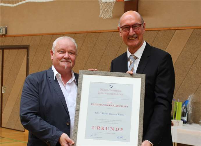 Als absolutes Novum in der Geschichte des Kreises Ahrweiler wurde Hans-Werner Rieck zum „Handwerks-Ehrenmeister“ des Kreises Ahrweiler ernannt. Die entsprechende Urkunde wurde von Kreishandwerksmeister Frank Wershofen überreicht.DU