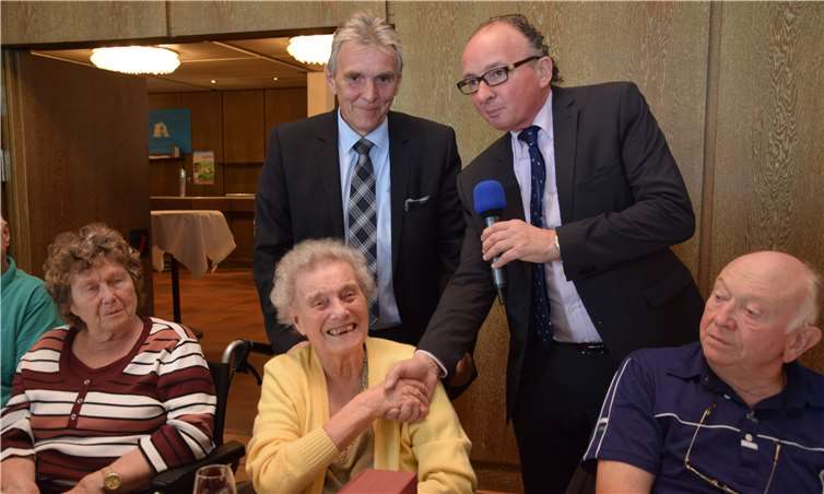 Als älteste Seniorin wurde die 96-jährige Hildegard Hermann beim Frühlingsfest von Oberbürgermeister Achim Hütten und Bürgermeister Claus Peitz besonders geehrt.