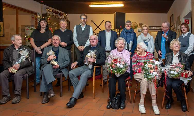 Als älteste Teilnehmer der Feier wurden ausgezeichnet: Kläre Bleffert (vordere Reihe, v.r.), Thea Waldorf und Johanna Lehmann sowie Herbert Suckow (v.r.), Peter Josef („Pittjupp“) Bauer und Werner Eickhoff. In der hinteren Reihe Mitglieder des gastgebenden Ortsbeirats: Elke von Rauchhaupt (v.l.), Hartmut Tann, Axel Peiß, Alexander Albrecht, Melanie Hürlimann, Astrid Cichuttek-Seidenfuß, Markus Eltzschig und Cora Blechen. privat