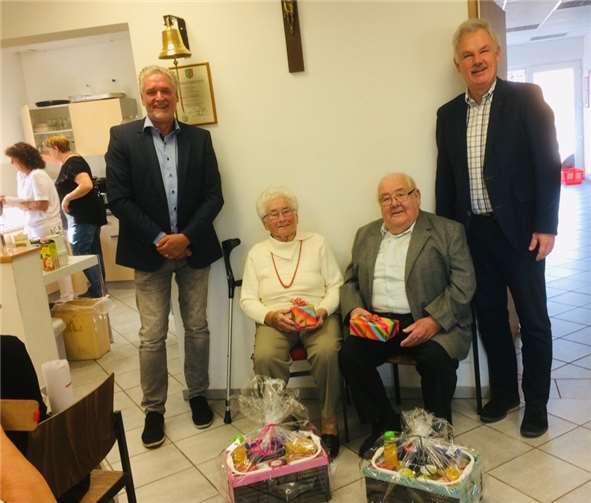 Als älteste Teilnehmer des Seniorennachmittags wurden Christine Klein (91) und Werner Thiem (83) durch den Niederdreeser Ortsvorsteher sowie durch den Rheinbacher Bürgermeister besonders geehrt und beschenkt.Privat