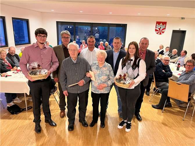 Als älteste anwesende Senioren konnten Ortsbürgermeister Günther Dietzler, seine Beigeordneten Günther Henk und Sebastian Schüller, sowie die Vertreter des Junggesellenvereins Adrian Henk und Max Lehnhoff, Agnes Hergarten und Josef Schick ehren und ihnen Präsente überreichen. Foto: privat