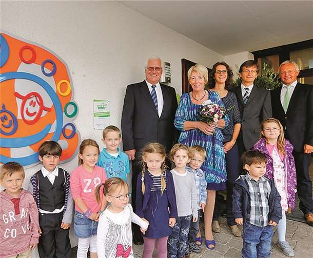 Als „äußeres Zeichen“ für das frisch zertifizierte „Haus der kleinen Forscher“ in Dattenberg brachten im Rahmen des Festaktes dann auch gleich (von links) Ortsbürgermeister Dieter Runkel, Kita-Leiterin Monika Wester-Mahler, Simone Kirst, Geschäftsführerin der Kreisvolkshochschule Neuwied, Bürgermeister Hans-Günter Fischer und der erste Kreisbeigeordnete Achim Hallerbach die entsprechende Plakette am Kindergarten an. privat