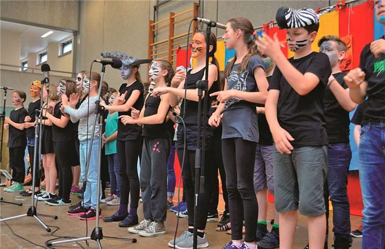 Als afrikanische Tiere traten die Mitglieder der WRG Musical AG bei der Abschiedsfeier für Lisa Schneider auf. HEP