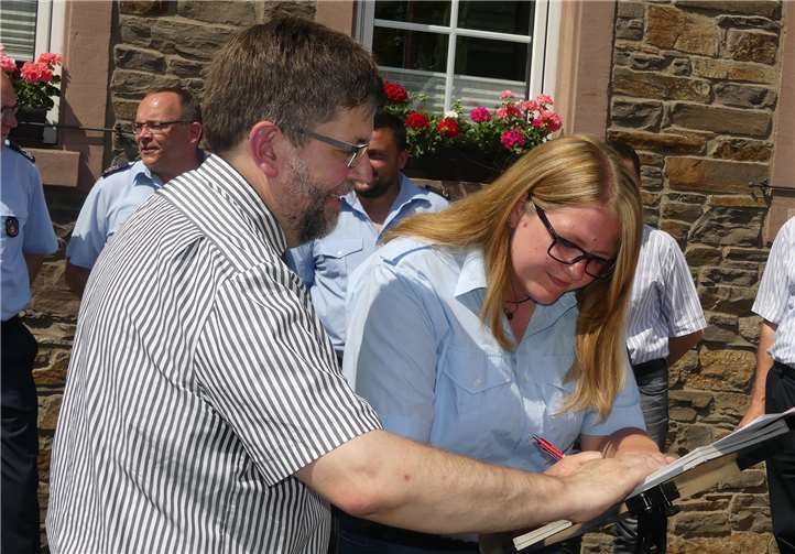 Als aktives Mitglied der Müdener Feuerwehr wurde Nathalie Scherer von BM Wolfgang Lambertz neu verpflichtet.