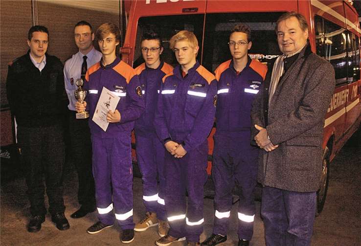 Als aktivstes Mitglied der Jugendfeuerwehr in der VG Unkel ehrten die Jugendfeuerwehrwarte Robert Rohkrämer und Sebastian Kirschbaum auf der Jahreshauptversammlung Justus Nietzsche im Feuerwehrgerätehaus von Rheinbreitbach.  DL