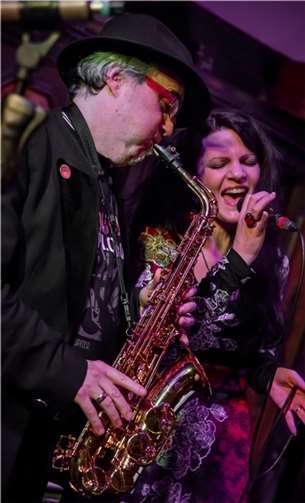 Als beliebte Geschenk-Idee sollte man sich schnell die begehrten Plätze sichern für das Konzert-Highlight zum Jahresstart im röhrig-forum „Dirko Juchem trifft Heidi Mainzer“. wovo