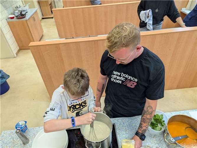 Als besondere Highlights fand dann das Eltern-Kind-Kochen in der Schulküche der Realschule plus in der Außenstelle Weißenthurm statt. Foto: VG Weißenthurm / Marcus Flöck