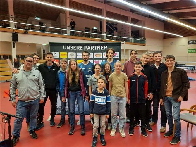 Als besonderes Highlight gab es zum Schluss noch ein gemeinsames Gruppenfoto mit den Profis des TTC Grenzau, Sam Walker, Luka Mladenovic und Trainer Slobodan Grujic.  Foto: privat