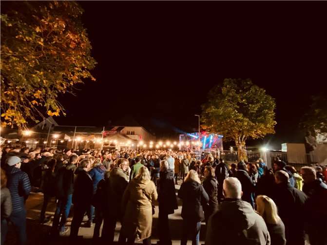 Als besonderes Highlight spielten die beiden Kölner Hochkaräter „Brings“ und „Räuber“ vor den Einwohnerinnen und Einwohnern sowie den anwesenden Gästen.Quelle: OG Mayschoss