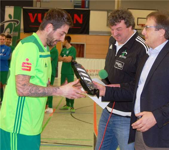Als bester Torschütze des Turniers durfte Florian Schlich (links) ein paar Schienbeinschoner in Empfang nehmen.