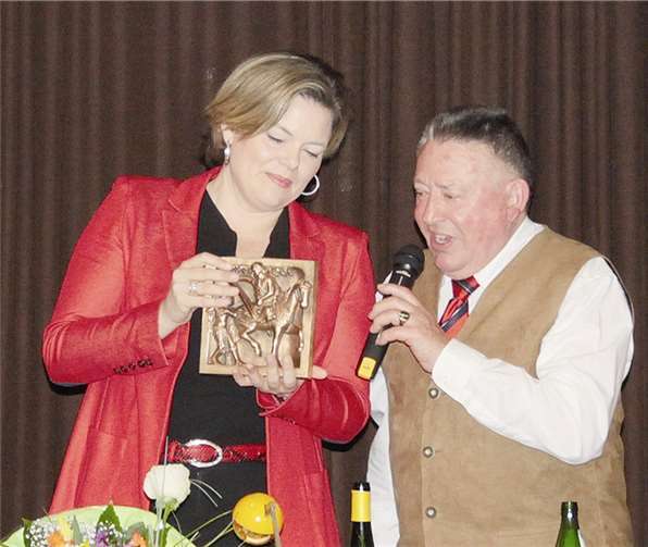 Als dank für die außergewöhnliche Veranstaltung überreichte Josef Seul Julia Klöckner eine Bronzeplastik des berühmten „Bassenheimer Reiters“. Privat