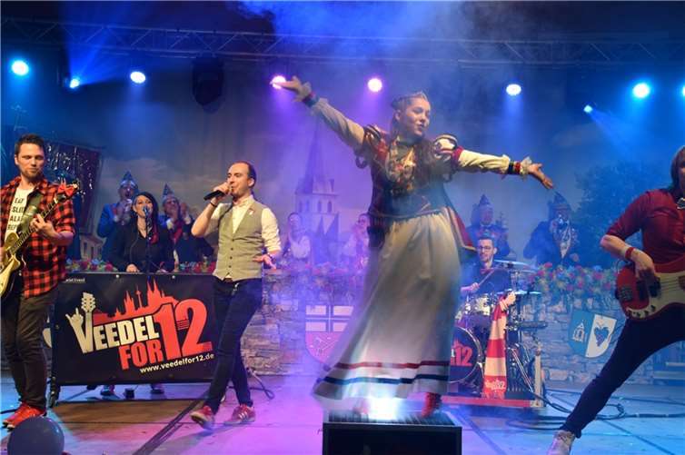 Als dann die Band VeedelFor 12 den Saal zum Beben brachte und Zugabe um Zugabe gab - da ahnte manch einer schon, dass der Abend noch länger dauern würde.