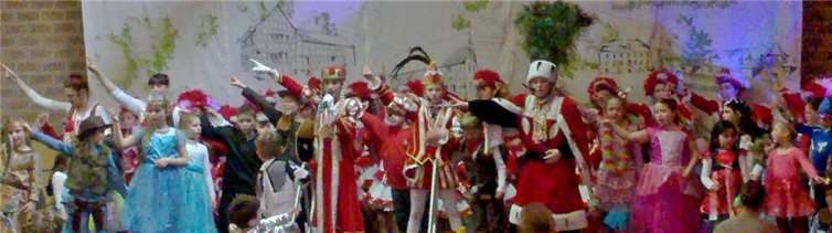 Als das Dreigestirn alle kleinen Jecken auf die Bühne bat, bot sich den Gästen im Saal ein beeindruckendes Bild. privat