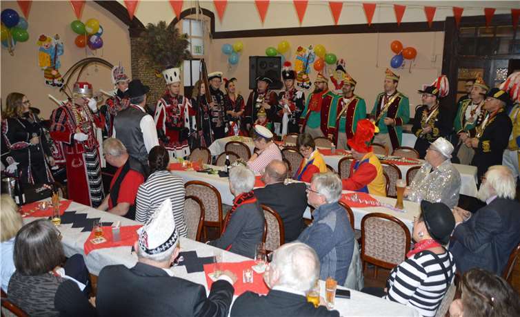 Als das Dreigestirn samt Gefolge aufgezogen war, wurde es ganz schön eng in der Gaststätte Golz. - BE -