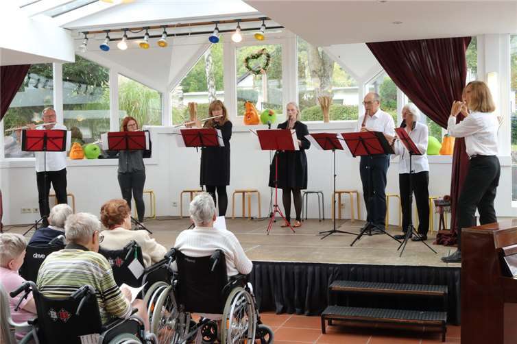 Als das Mitsingkonzert nach einer guten Stunde endete, zeigten sich Seniorinnen, Senioren, Musikerinnen und Musiker sehr zufrieden mit dem gelungenen musikalischen Nachmittag.