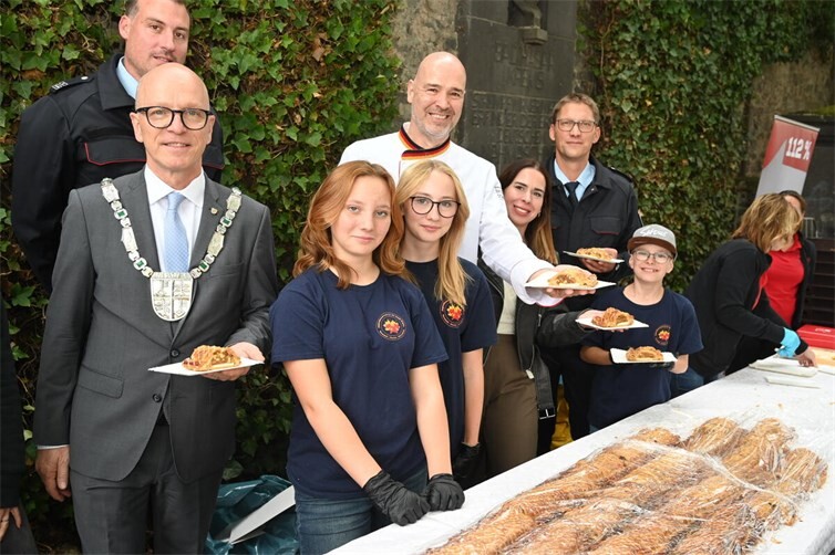 Als der Apfelstrudel der Bäckerei Lohner gerade angeschnitten war, setzte der große Regen ein. Foto: SK