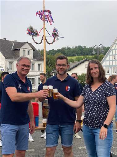 Als der Baum stand, konnten Ortsbürgermeister Thomas Kloft und seine Nachfolgerin Jennifer Kolb gemeinsam mit dem Fassanstich die Kirmes offiziell eröffnen.
