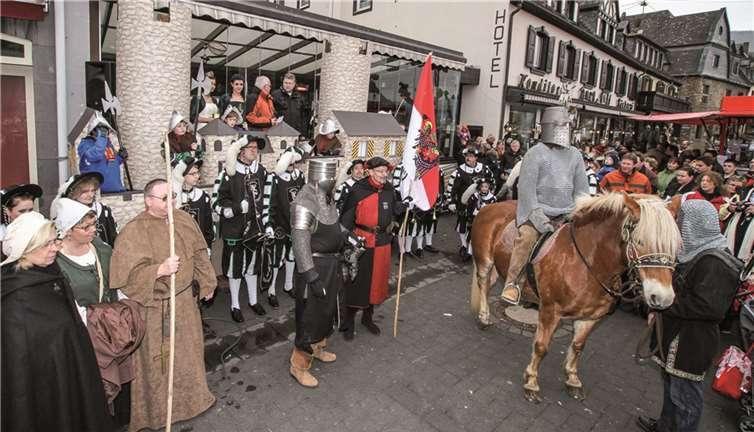 Als der Burgritter mit Gefolge erschien, wurde die Historie verlesen.