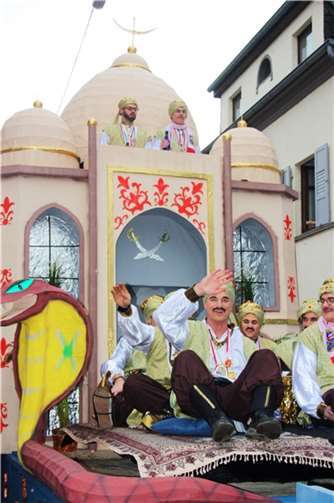 Als der G-Trupp seinen Tempel fertig hatte, flogen die Jungs auf dem fliegenden Teppich davon.