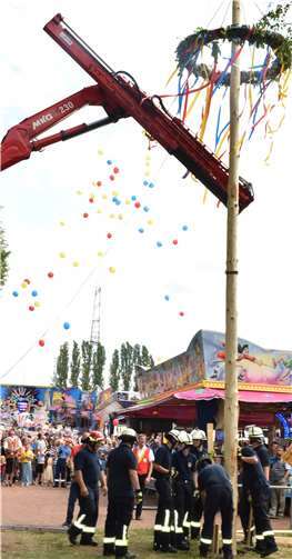 Als der Kirmesbaum stand ließen Kinder ihre Luftballons aufsteigen.
