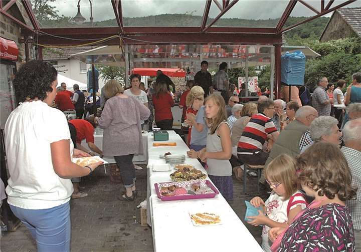 Als der Kuchen ausverkauft war, wurde schnell Waffelteig angerührt und weiter ging der Verkauf.