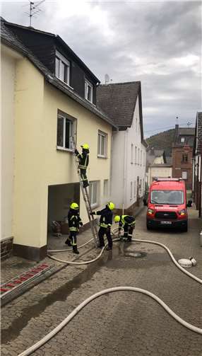 Als der "Rauch" in die erste Etage zog, wurde die dort lebende Familie mit einer Streckleiter "gerettet".