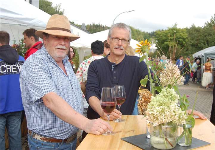 3000 Besucher zeigten dem Regen die kalte Schulter Als der Regen aufgehört hatte, konnte sich auch Rolf Dietrich (rechts), der Vorsitzende des Männergesangvereins, ein Glas Rotwein gönnen.
