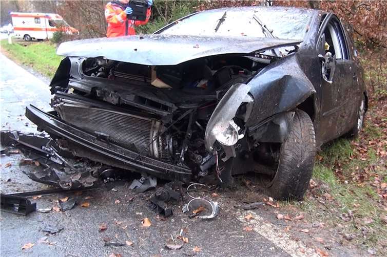 Als die 21-jährige Fahrerin dem unbekannten Pkw auswich, kam diese von der Straße ab und fuhr in ein Waldstück. Foto: WinklerTV