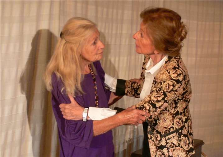 Als die Chaotin Elena plötzlich „die Vorteile des Aufräumens“ entdeckt, wird ihre superkorrekte und ordentliche Freundin Amanda misstrauisch.Foto: Theater Chateau Pech