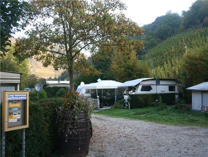 Als die Dauercamper nicht mehr auf den Platz durften,herrschte Unmut auf der „Burgwiese“. Fotos: Privat