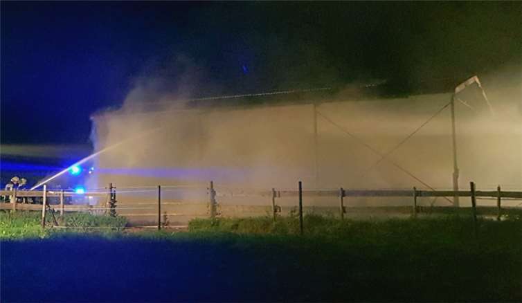 Als die Freiwillige Feuerwehr Wachtber in Werthhoven eintrifft,steht die Scheune bereits im Vollbrand. Das Gebäude sowie diedarin gelagerten Materialien werden von den Flammen zerstört.