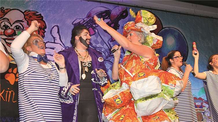 Als die Glitzer Girls „Auf uns“ anstimmten, kochte der Saal. -FF-