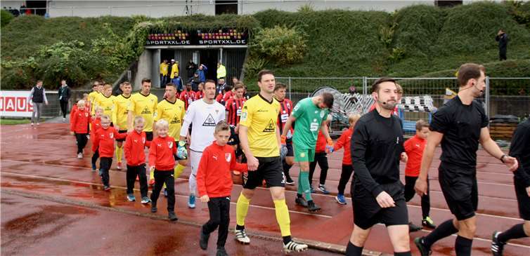 Als die Spieler der Alemannia sowie des BSC die F-Jugendlichen begrüßten, sich mit ihnen austauschten, an die Hand und unter großem Applaus mit auf den Platz nahmen, um von dort die Fans im großen Rund zu begrüßen,gab es viele leuchtende Kinderaugen zu bestaunen.