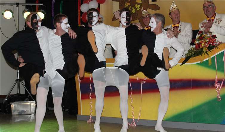 Als echte Fründe standen die Tänzer von „Rööpe Underground“ in schwarz und weiß janz eng zesamme.