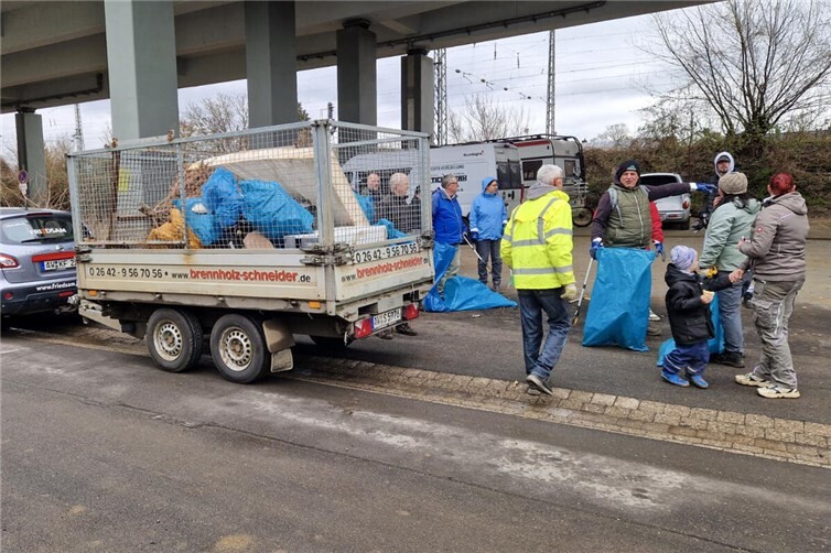 Als ein Brennpunkt insbesondere für illegalen Müll und Renovierungsabfälle erwies sich der Bereich unter der B9 Hochbrücke an der Kantstraße