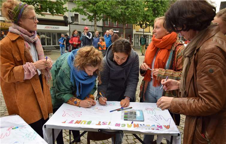 Als ein Zeichen für Vielfalt und Toleranz verewigten sich die Besucher mit einem bunten Handabdruck und Sprüchen auf einer Fahne.