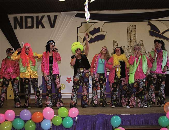 Als eine Horde Hippies kamen die Niederdürenbacher Möhnen auf die Bühne.Rü