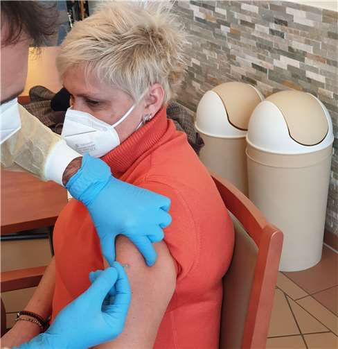 Als eine der ersten im Landkreis Cochem-Zell erhielt Einrichtungsleiterin Helene Astapowski die Corona-Impfung.