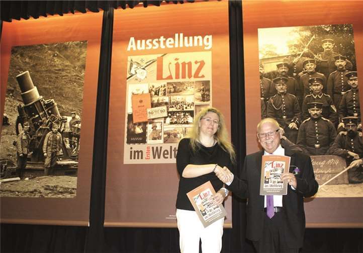 Als eine seiner letzten Amtshandlungen eröffnete Adi Buchwald die von Andrea Rönz konzipierte Ausstellung. DL