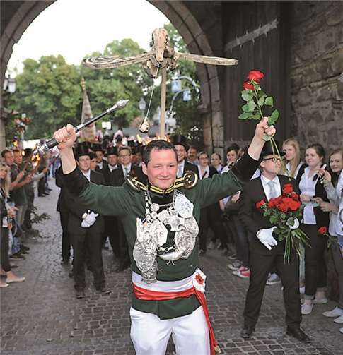 Als einer der ganz wenigen Junggesellen-Schützen, die nur alle drei Jahre einen neuen König ausschießen, durfte Sven Stadtfeld als dem ersten Höhepunkt seiner Königsehre mit „Tochter-Zion“ und einem begleitenden kleinen Feuerwerk durch das Ahrtor in seine Ahrhut und die Altstadt einziehen. FIX