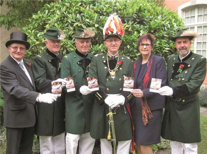 Als einzige Dame bildet Ingrid Derra mit Reiner Bauer, Winfried Raths, Peter Krämer, Willi Busch, Werner Surges (v.l.n.r.) das Organisations-Team der Bürgerschützen für das Benefizkonzert der Big Band der Bundeswehr.privat