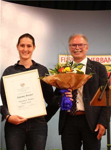 Als einzige Frau wurde Naemi Breier auf die Bühne geholt. Vor allem wurde die Schiedsrichterin für ihr soziales Engagement geehrt.
