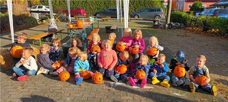 Als erste Aktion für die Kinder veranstaltete der frisch gewählte Vorstand gemeinsam mit dem Elternausschuss der Kita Ringen 2 an einem sonnigen Herbsttag ein Kürbisschnitzen. Quelle: Kita Ringen 2