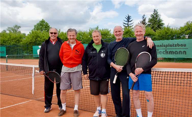 Als erste Mannschaft des ATC starteten die Herren 60 in die Verbandsspiele (vlnr): Wolfram Breitenberger, Hans-Günter Koßmann, Paul Preis, Gerhard Schlepp und Wolfgang Weigelt. HG Hansen