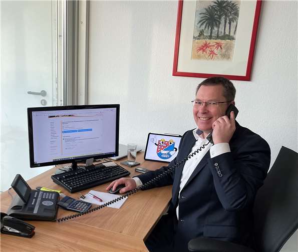 Als erste Ortsgemeinde in der VG Montabaur fasst Nomborn einen Ratsbeschluss im Umlaufverfahren. Ortsbürgermeister Patrick Brach navigiert die Ratsmitglieder per Telefon durch die neuen Funktionen im Ratsinformationssystem. Quelle: Ortsgemeinde Nomborn