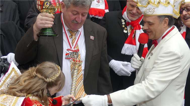 Als erste offizielle Amtshandlung verkürzte Prinzessin Finja das Leben der Bürgermeisterkrawatte.