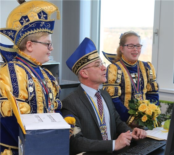 Als erstes Amtsgeschäft diktierte das Prinzenpaar Bert Spilles eine Mail an alle Rathausmitarbeiter. Foto: -StF-