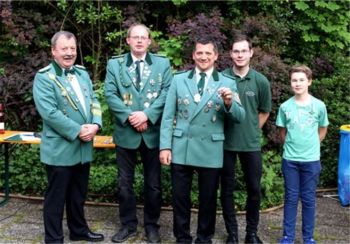 Als erstes gaben Uwe Prassel und Schießmeister Heribert Lodde als Scheibenprinzen Sascha Nixdorf sowie Max Müller und Nico Kützner als Jugend- und Schüler-Scheibenprinzen bekannt.