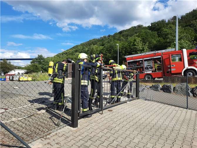 Als erstes galt es, sich Zugang zum Gebäude zu verschaffen, da das Tor mit einem Vorhängeschloss gesichert war.